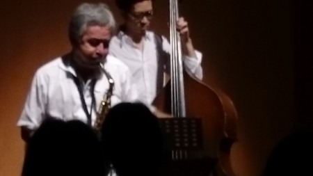 サニーホールサロンコンサート。宮浦清（サックス）羽仁知治（ピアノ）坂崎拓也（ベース）
